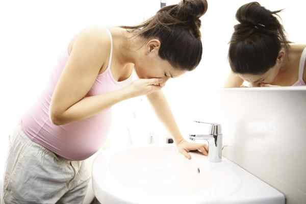 Ho hoặc ốm lâu sẽ khiến cơ thể bà bầu suy nhược, ảnh hưởng đến sự phát triển của thai